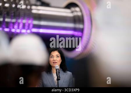 Katherina Reiche, Siemens Energy Deutschland, Germania, Berlino, 05.08.2025 Katherina Reiche , Bundesministerin fuer Wirtschaft und energie CDU bei einem Prressetermin mit der Wirtschaftsministerin im Siemens Gasturbinenwerk bei der Siemens AG und Siemens Energy in der Turbinenhalle die ehe. AEG-Turbinenfabrik a Berlino Deutschland en: Katherina Reiche , Ministro federale dell'economia e dell'energia CDU nello stabilimento di turbine a gas Siemens presso Siemens AG e Siemens Energy nella sala turbine dell'ex fabbrica di turbine AEG una conferenza stampa a Berlino Germania *** Katherina Reiche, Siemens ene Foto Stock