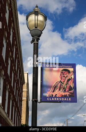 Immagine di Christone 'Kingfish' Ingram' su un lampione nel distretto artistico e culturale di Clarksdale, Mississippi, Stati Uniti Foto Stock