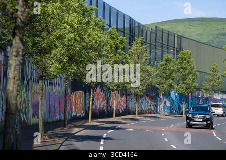 Murales colorati dipinti su Peace Walls, Cupar Way, Belfast, Contea di Antrim, Irlanda del Nord, Regno Unito Foto Stock