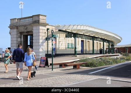 Ingresso al porto alla moda di Folkestone Arm, la vecchia stazione ferroviaria convertita, nel Kent, Regno Unito Foto Stock