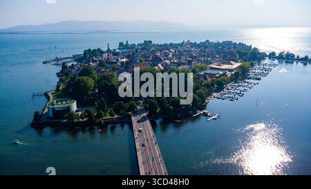 Lindau, Lago di Costanza, Baviera, Germania - 11 agosto 2025: Panoramica dell'isola di Lindau sul Lago di Costanza vista sul ponte dell'isola, sui parchi e sulla riva. *** Insel Lindau am Bodensee in der Übersicht Blick über die Inselbrücke, Parks und Ufer. Foto Stock