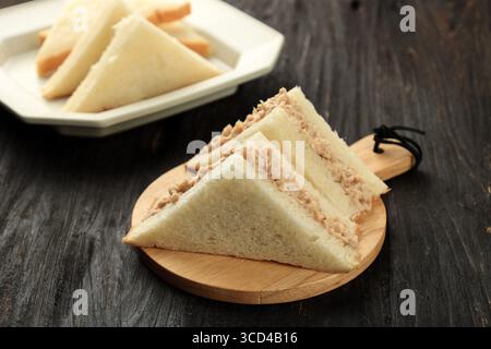 Sandwich Mayo con tonno fatto in casa a fette su fondo in legno. Foto Stock
