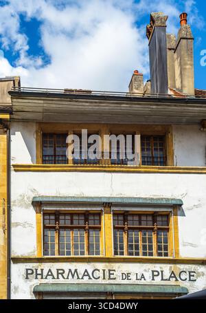 Yverdon les Bains, Svizzera - 24 luglio 2025: Un edificio storico della farmacia con un cartello che legge Pharmacie de la Place. Foto Stock