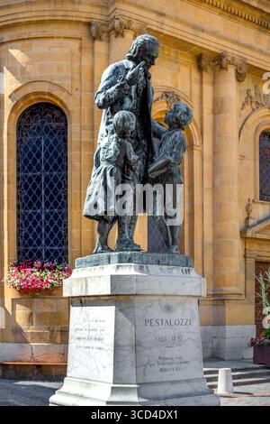 Yverdon les Bains, Svizzera - 24 luglio 2025: Statua in bronzo di Johann Heinrich Pestalozzi, riformatore educativo e pedagogo svizzero. Foto Stock