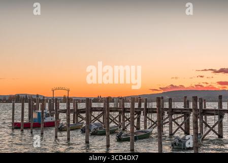 Tramonto su un molo di legno ad Allensbach, Lago di Costanza, Germania Foto Stock