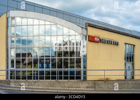 Yverdon les Bains, Svizzera - 24 luglio 2025: Un edificio moderno con grandi vetrate della stazione ferroviaria di Yverdon con il cartello e il logo Foto Stock