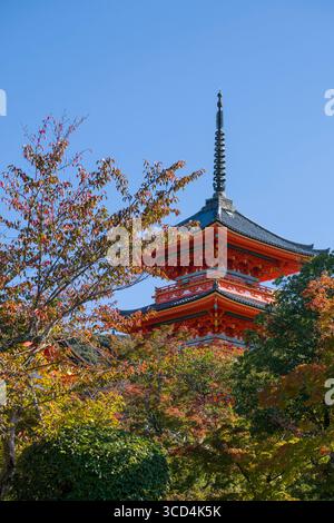 Kiyomizu-dera Sanjunoto, Pagoda a tre piani sui terreni del tempio buddista Kiyomizu-dera, Kiyomizu, Higashiyama Ward, Kyoto, Kansai, Honshu, Giappone Foto Stock
