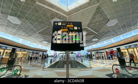 Baku, Azerbaigian - 27 luglio 2025: Vista dall'interno dell'aeroporto internazionale Heydar Aliyev di Baku con segnaletica direzionale che mostra i numeri del gate Foto Stock