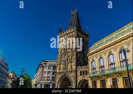 Una vista attraverso edifici ornati verso la Torre delle polveri nel centro di Praga in primavera Foto Stock