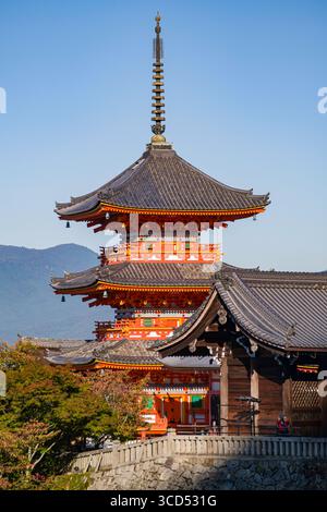 Kiyomizu-dera Sanjunoto, Pagoda a tre piani sui terreni del tempio buddista Kiyomizu-dera, Kiyomizu, Higashiyama Ward, Kyoto, Kansai, Honshu, Giappone Foto Stock
