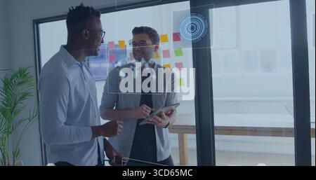 Collaborazione tra colleghi che esaminano la strategia nella sala riunioni, con appunti in vetro e stilo per tablet Foto Stock