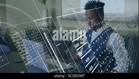 Uomo che indossa camicia e giubbotto bianchi che analizza i dati olografici di valuta in ufficio, copia spazio Foto Stock