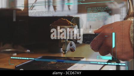Tenere il portafiltro caricato con caffè macinato sopra il vassoio di legno, con sovrapposizione digitale Foto Stock