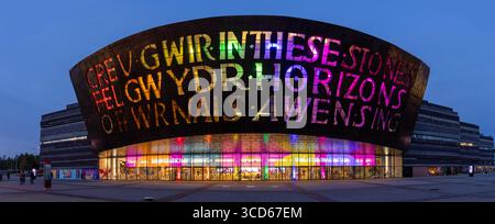 CARDIFF, Regno Unito - 8 AGOSTO 2025 - Vista panoramica del Wales Millennium Centre illuminato al crepuscolo, situato nella baia di Cardiff, Galles Foto Stock