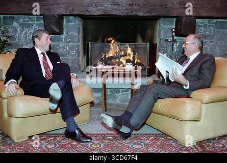 RONALD REAGAN, presidente degli Stati Uniti, con il leader sovietico Mikhail Gorbaciov si rilassano durante il loro primo incontro al vertice di Ginevra nel 1985 Foto Stock