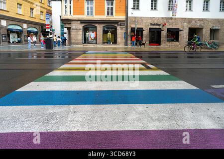 Innsbruck, Austria. 1° agosto 2025. le strisce colorate di un passaggio pedonale nel centro della città Foto Stock
