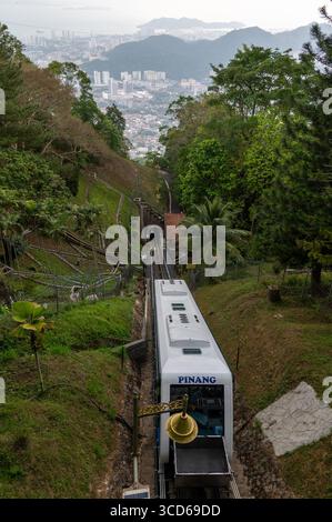 La funicolare di Penang Hill, aperta per la prima volta nel 1923, arriva alla stazione di Penang Hill, la stazione sommitale di Penang Hill da Ayer Foto Stock