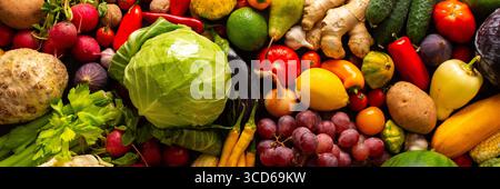 La raccolta autunnale porta verdure fresche e biologiche, mature, salutari e pronte per essere gustate in salutari pasti da fattoria a tavola, verdure locali biologiche di stagione, striscioni Foto Stock