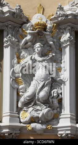 Vergine Maria, casa del falco, il miglior stile Rococò edificio in Wurzburg, Germania Foto Stock