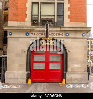 Vista a livello della strada della FDNY Ladder 8 (sede centrale di Ghostbusters) in North Moore Street, Manhattan, New York City, USA, con dintorni urbani Foto Stock