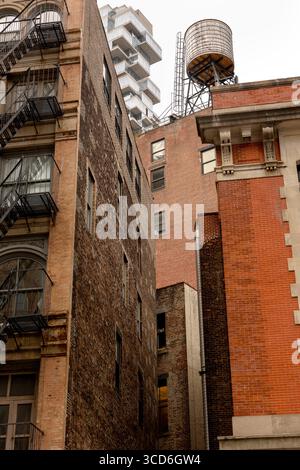 Vista a livello della strada della FDNY Ladder 8 (sede centrale di Ghostbusters) in North Moore Street, Manhattan, New York City, USA, con dintorni urbani Foto Stock