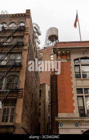 Vista a livello della strada della FDNY Ladder 8 (sede centrale di Ghostbusters) in North Moore Street, Manhattan, New York City, USA, con dintorni urbani Foto Stock