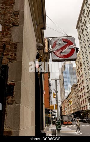Vista a livello della strada della FDNY Ladder 8 (sede centrale di Ghostbusters) in North Moore Street, Manhattan, New York City, USA, con dintorni urbani Foto Stock