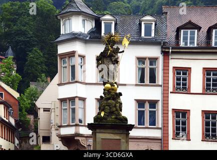Statua sulla piazza Kornmarkt nella città vecchia di Heidelberg, Baden - Wuerttemberg, Germania. Statua auf dem Kornmakt in der Altstadt von Heidelberg, B. Foto Stock