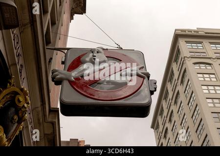Vista a livello della strada della FDNY Ladder 8 (sede centrale di Ghostbusters) in North Moore Street, Manhattan, New York City, USA, con dintorni urbani Foto Stock