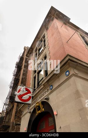Vista a livello della strada della FDNY Ladder 8 (sede centrale di Ghostbusters) in North Moore Street, Manhattan, New York City, USA, con dintorni urbani Foto Stock