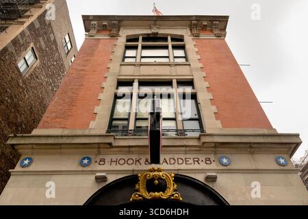 Vista a livello della strada della FDNY Ladder 8 (sede centrale di Ghostbusters) in North Moore Street, Manhattan, New York City, USA, con dintorni urbani Foto Stock
