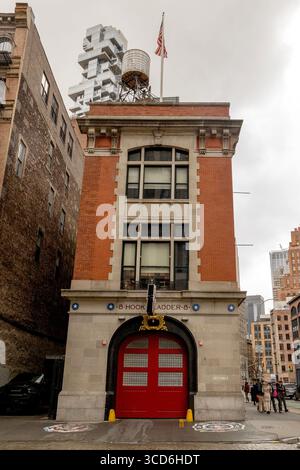 Vista a livello della strada della FDNY Ladder 8 (sede centrale di Ghostbusters) in North Moore Street, Manhattan, New York City, USA, con dintorni urbani Foto Stock