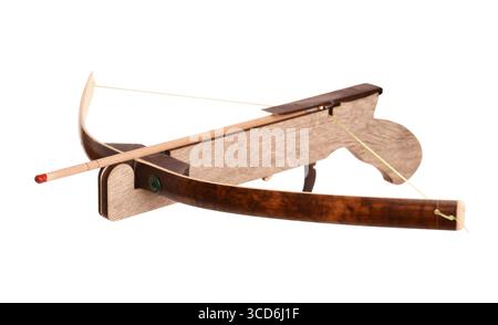 Balestra in legno giocattolo con bullone isolato su bianco Foto Stock