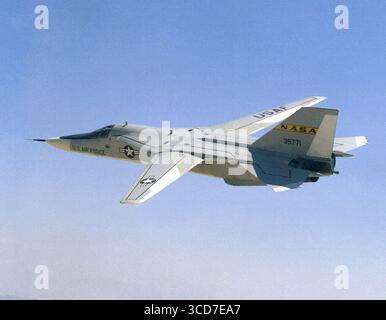 Questa fotografia della fine degli anni '1960 mostra un primo General Dynamics F-111A Aardvark in volo presso il NASA Flight Research Center. Le ali su questo aereo di Foto Stock