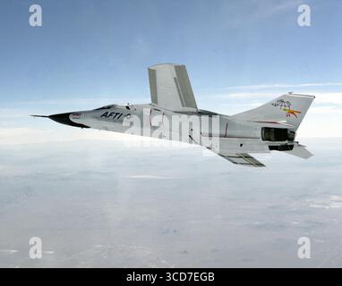 EC86-33385-04 questa fotografia mostra un Aardvark General Dynamics AFTI/F-111A modificato con le ali adattative supercritiche (MAW) installate. AF Foto Stock