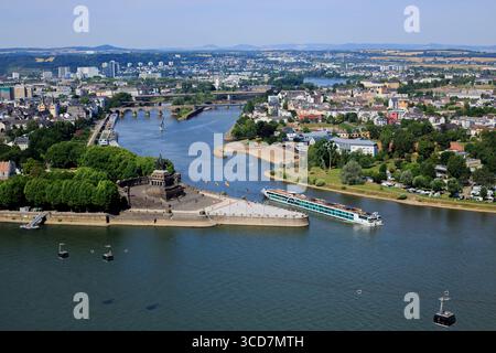 Vista dall'alto angolo di Koblentz, Germania. Preso dalla fortezza con una fantastica vista sul Reno e sul fiume Mosella, con passaggio in funivia e lusso Foto Stock