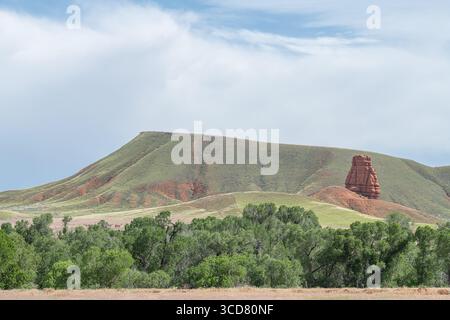 Chimney Rock dall'autostrada 14 tra Shell e Greybull, Wyoming, Stati Uniti Foto Stock