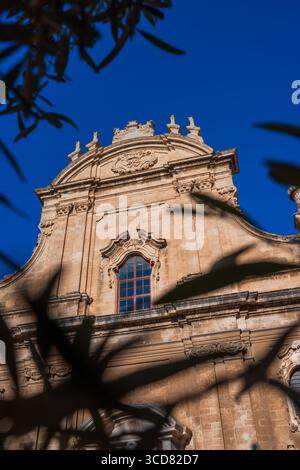 Vista esterna della Cattedrale di Monopoli, altrimenti la Basilica della Madonna della Madia, Monopoli, Italia Foto Stock