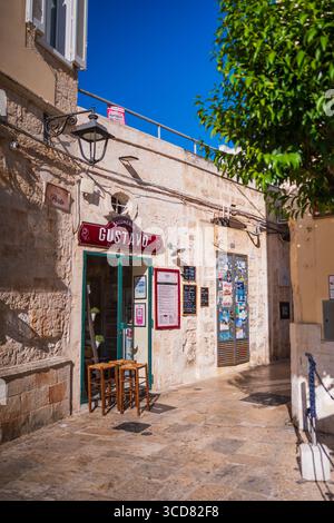 Esterno della Salumeria Gustavo a Monopoli, Italia Foto Stock