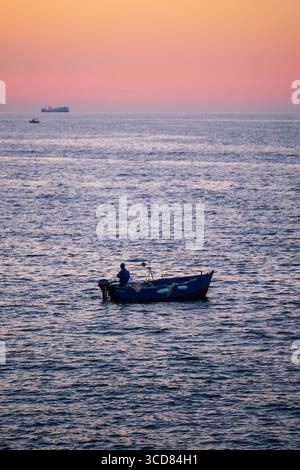 Barca da pesca al tramonto a Polignano a Mare, Puglia, Italia Foto Stock