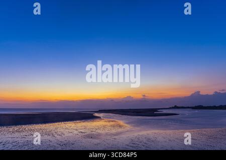 Cielo al tramonto sul mare la sera, orizzonte al tramonto. Ora d'oro, orizzonte mozzafiato, serate tranquille. Foto Stock