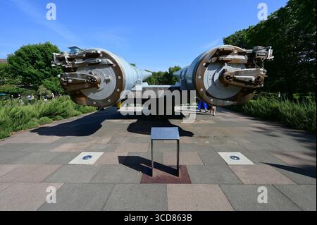 Cannoni navali da 15 pollici fuori dall'Imperial War Museum di Londra. Foto Stock