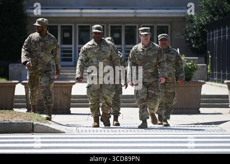 Washington, DC, Deer. 12 agosto 2025. (Nuovo) il personale della guardia nazionale del distretto della columbia lascia il quartier generale della forza congiunta il distretto della guardia nazionale della columbia per il dispiegamento del presidente donald trump come parte dei suoi sforzi di riduzione del crimine per il distretto di columbia a washington, DC. 12 agosto 2025, washington, DC, usa: il personale della guardia nazionale del distretto di columbia lascia il quartier generale della forza congiunta il distretto della guardia nazionale di columbia per il dispiegamento del presidente donald trump come parte dei suoi sforzi di riduzione del crimine per il distretto di columbia a washington, DC. obbligatorio ( Foto Stock