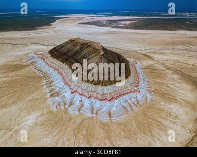 Vista aerea del monte Gora Bokty con il suo strato colorato come la torta Tiramisu. Mangystau, Kazakistan Foto Stock