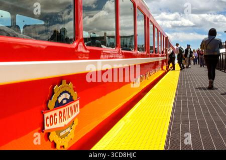 Manitou Springs, Colorado, USA - 21 maggio 2025: Persone che lasciano la piattaforma della ferrovia Manitou and Pike's Peak Cog alla stazione in cima Foto Stock