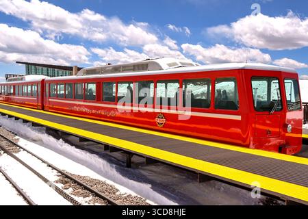 Manitou Springs, Colorado, USA - 21 maggio 2025: Treno sulla Manitou and Pike's Peak Cog Railway alla stazione sulla cima del monte Pike's Peak Foto Stock