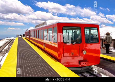 Manitou Springs, Colorado, USA - 21 maggio 2025: Treno sulla Manitou and Pike's Peak Cog Railway alla stazione sulla cima del monte Pike's Peak Foto Stock