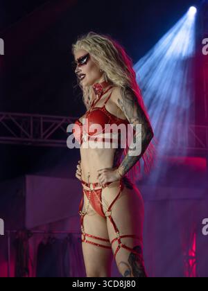 Drag performer Pandora NOx all'evento Drag Superstars tenutosi durante il Montreal Pride Festival. Montreal, Quebec, Canada Foto Stock