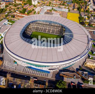 Immagine aerea ad alta risoluzione del Tottenham Hotspur Stadium di Londra, Inghilterra, che mette in risalto il suo elegante design contemporaneo e il campo da calcio, ideale per Foto Stock