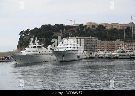 Porto Hercule a Monaco visto dall'acqua Foto Stock